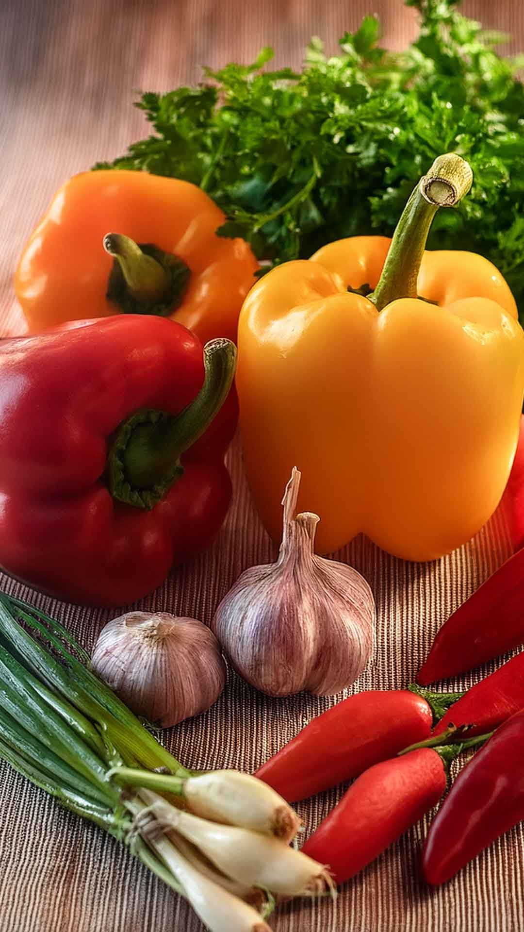 ungarische-lebensmittel-rezepte-gewuerze-paprika-2 Die ungarische Küche wartet auf Dich: Erlebe die Vielfalt von Ungarns kulinarischem Erbe. Ob Gulasch, Langos oder Kürtőskalács – jedes Gericht erzählt eine Geschichte und bringt das Flair der ungarischen Lebensart direkt in Dein Zuhause.