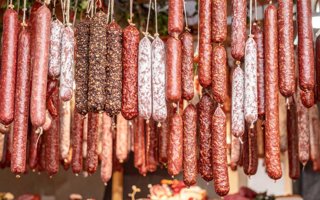 Ungarische Salami: Ein Fest für alle Sinne! Genieße die saftige Textur und den aromatischen Geschmack, der sowohl mild als auch pikant begeistern kann. Diese Salami ist der ideale Begleiter für gesellige Abende und besondere Anlässe.