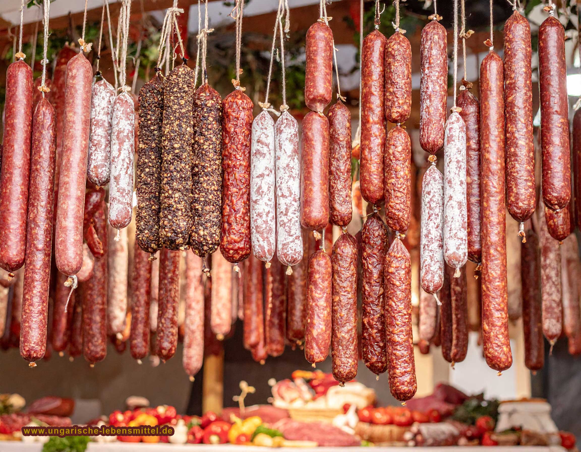 Ungarische Salami: Ein Fest für alle Sinne! Genieße die saftige Textur und den aromatischen Geschmack, der sowohl mild als auch pikant begeistern kann. Diese Salami ist der ideale Begleiter für gesellige Abende und besondere Anlässe.
